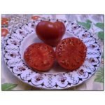 Зрелые томаты на тарелке