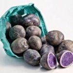 Фиолетовый картофель в мешке