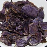 Порезанный фиолетовый картофель