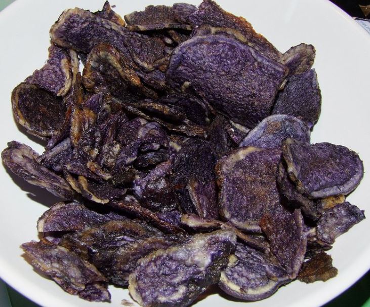 Порезанный фиолетовый картофель