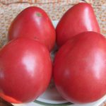 Плоды томатов на тарелке