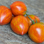 Плоды томатов сорта Полосатое говяжье сердце